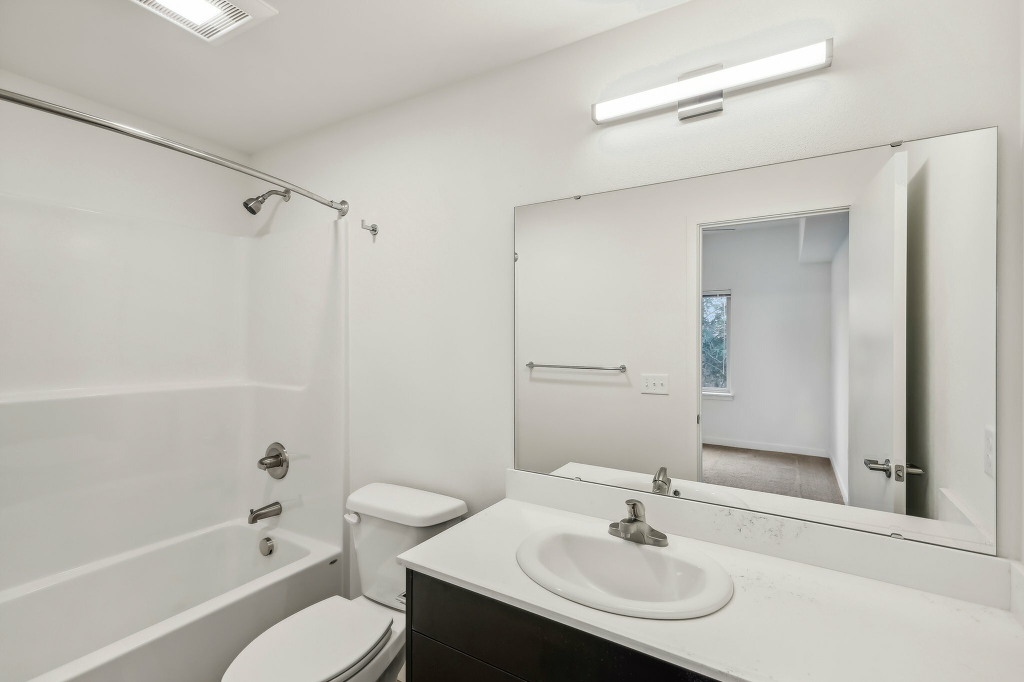 En suite bathroom in the primary bedroom
