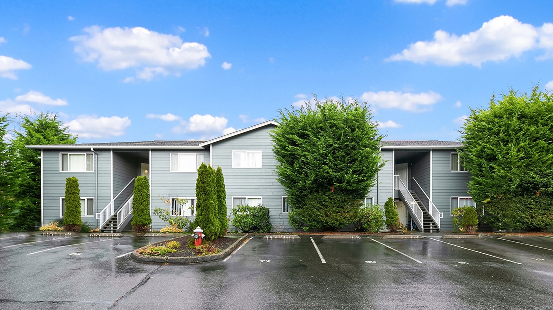 A mix of 2 and 3-story buildings at Edgemont Apartments