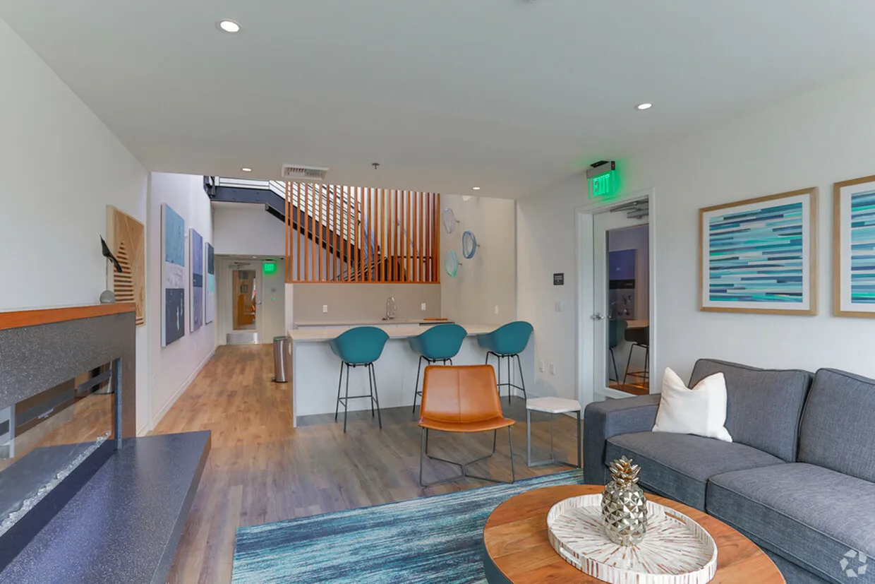 Zella Lounge