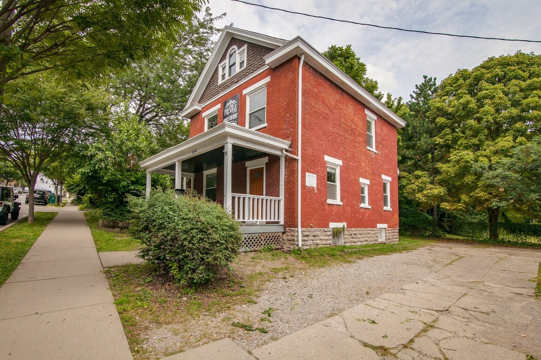 5 Bed Apartments Check Availability 2412 W. Clifton Ave