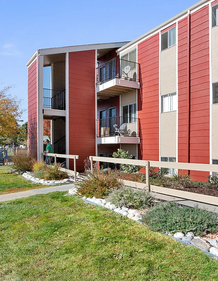 Exterior view of Sunridge Apartment Homes in Englewood, CO, featuring green landscaping and a residential setting near South Broadway.