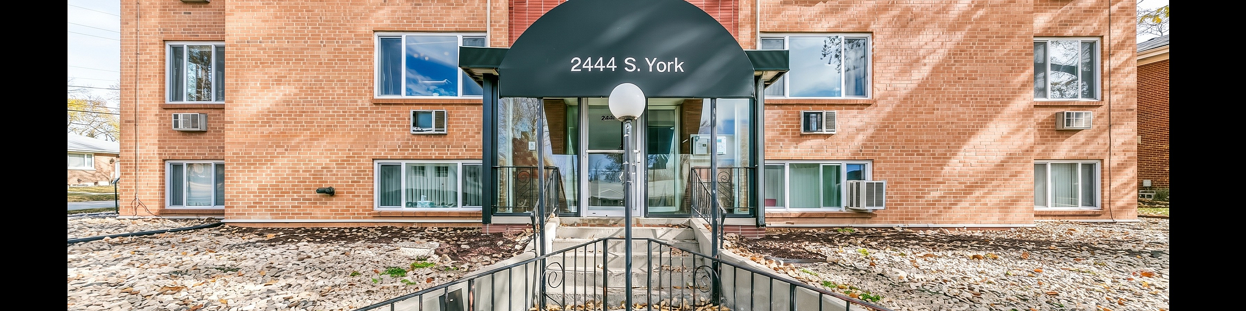 Breakaway Flats - Entrance Exterior