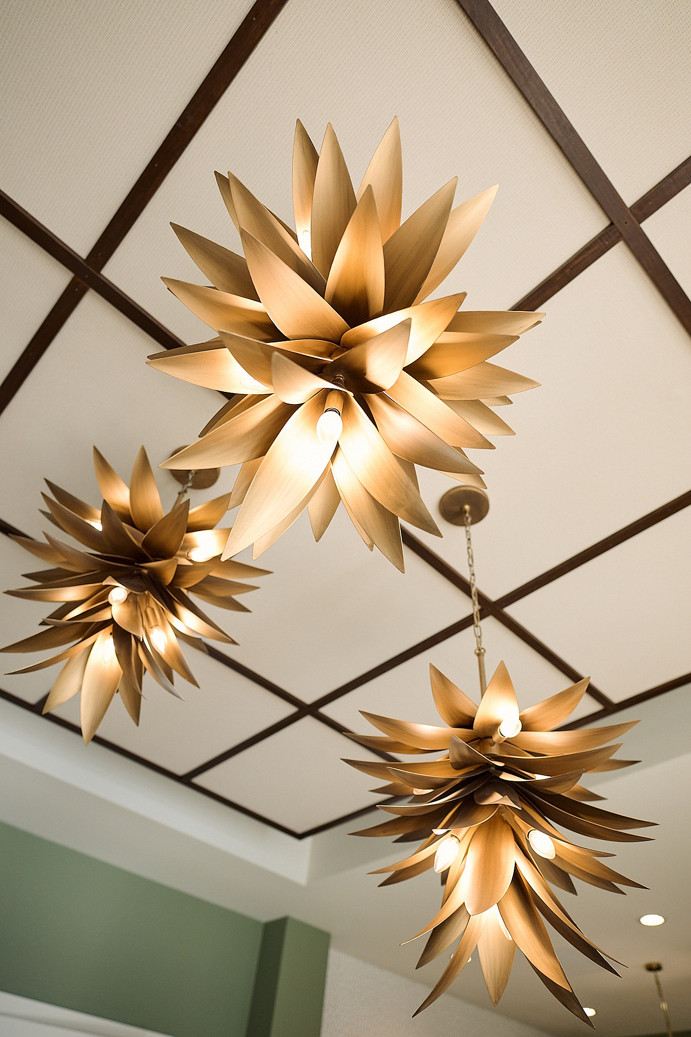 Chic ceiling with modern, leaf-inspired pendant lights in a stylish interior.