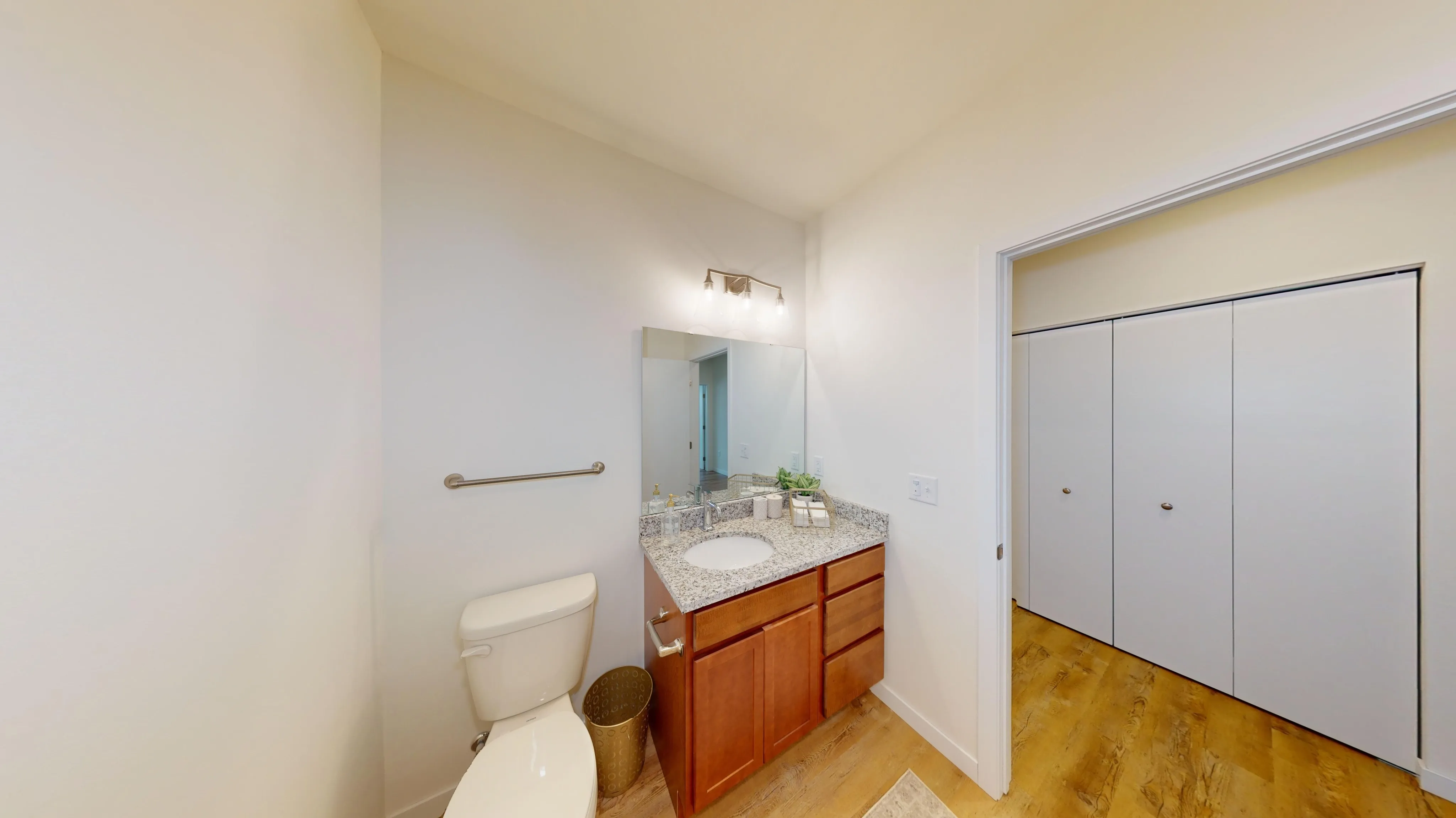 Shooting Star - Secondary Bathroom