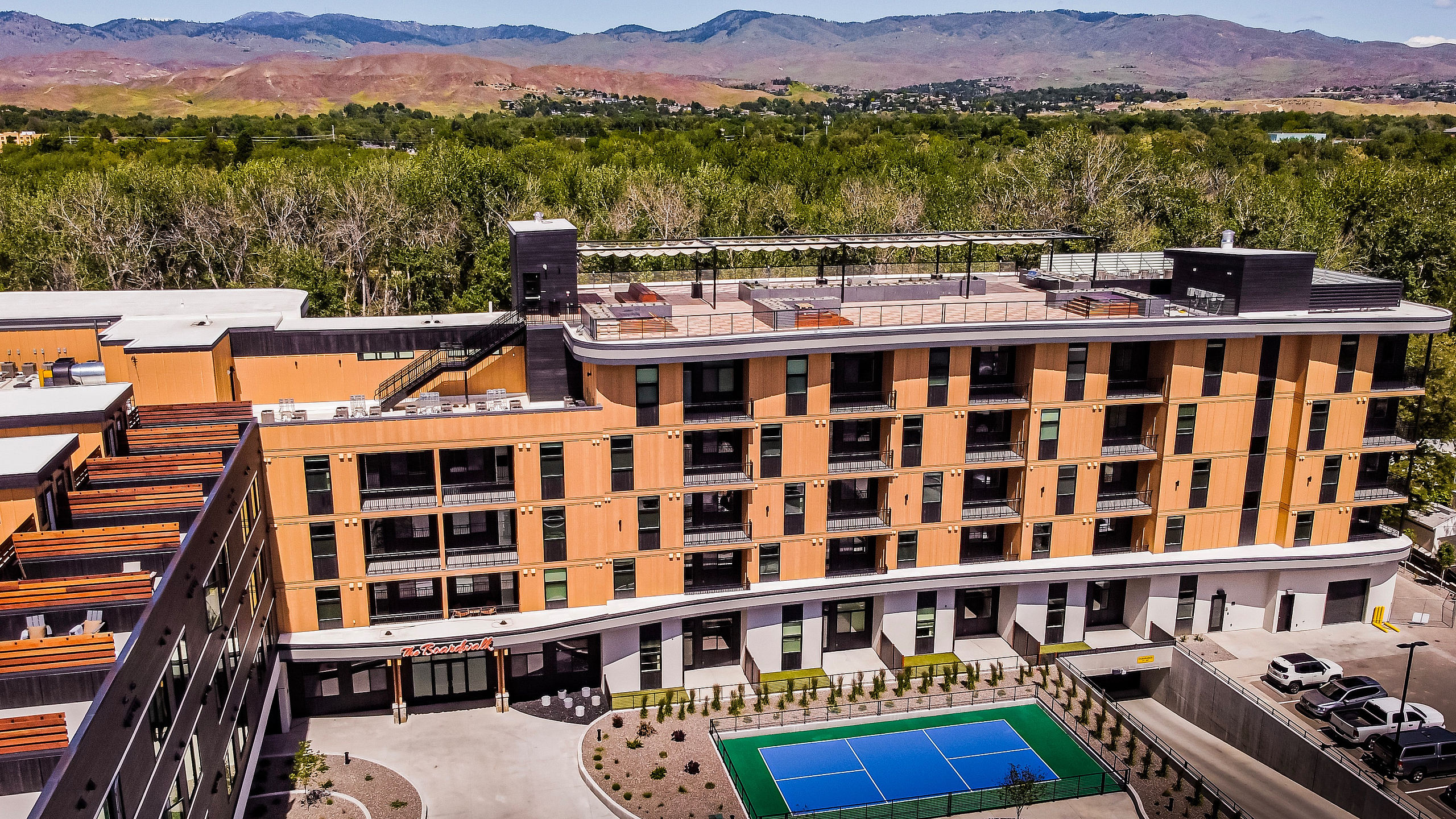 Hidden Gem Apartments With A Rooftop View Of The Mountains photo