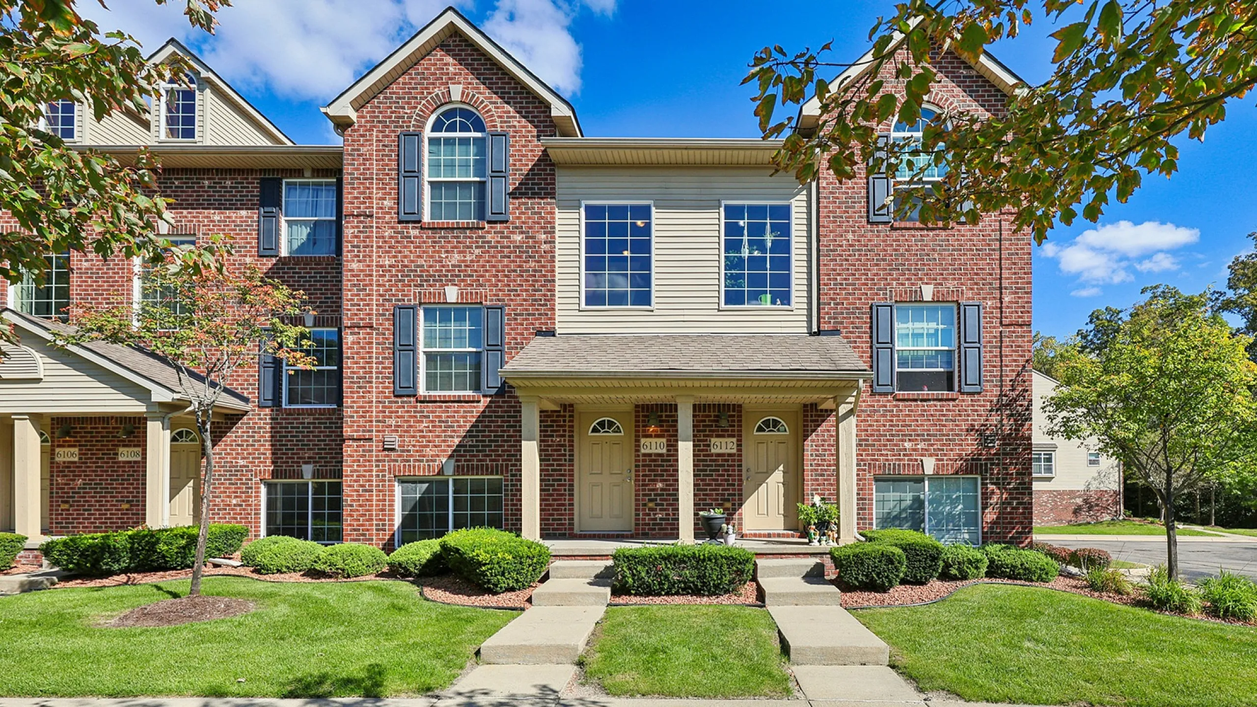 Blue Heron Pointe - Red Brick Exterior