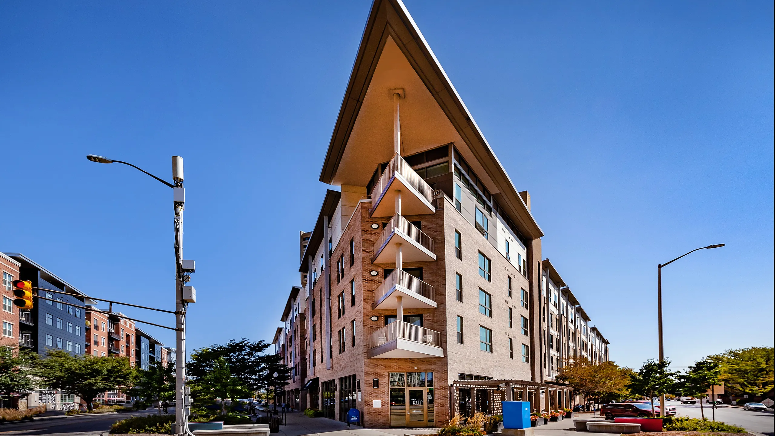 Exterior of The Pointe on Mass apartments on Massachusetts Ave Indianapolis