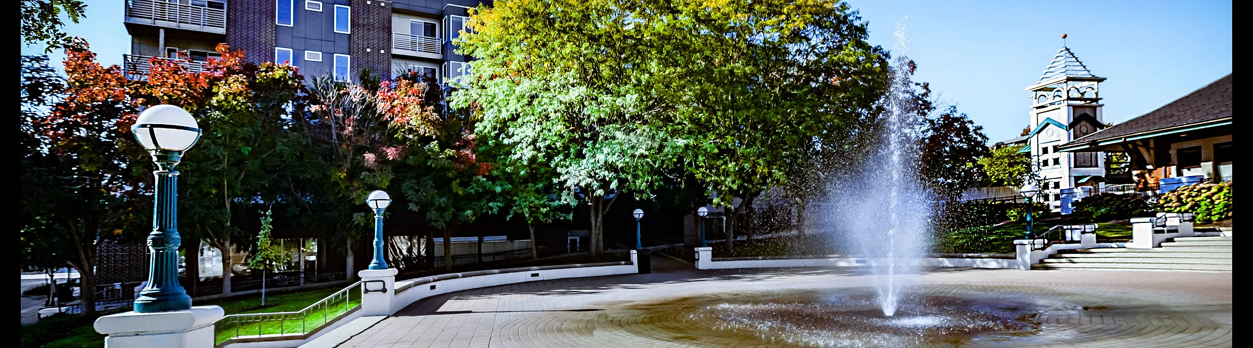 Marq - Courtyard with Fountain