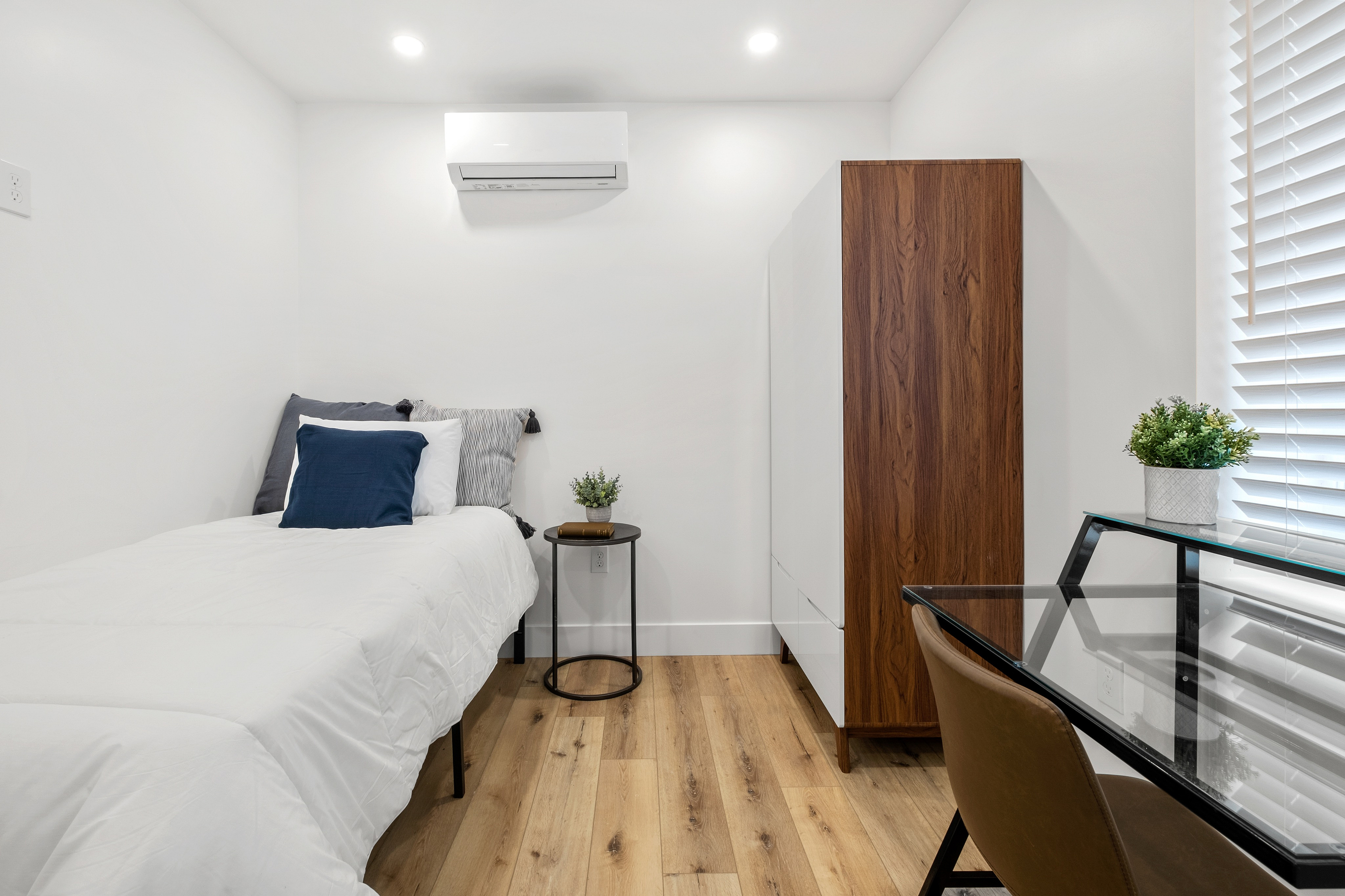 Classic fully furnished single bedroom