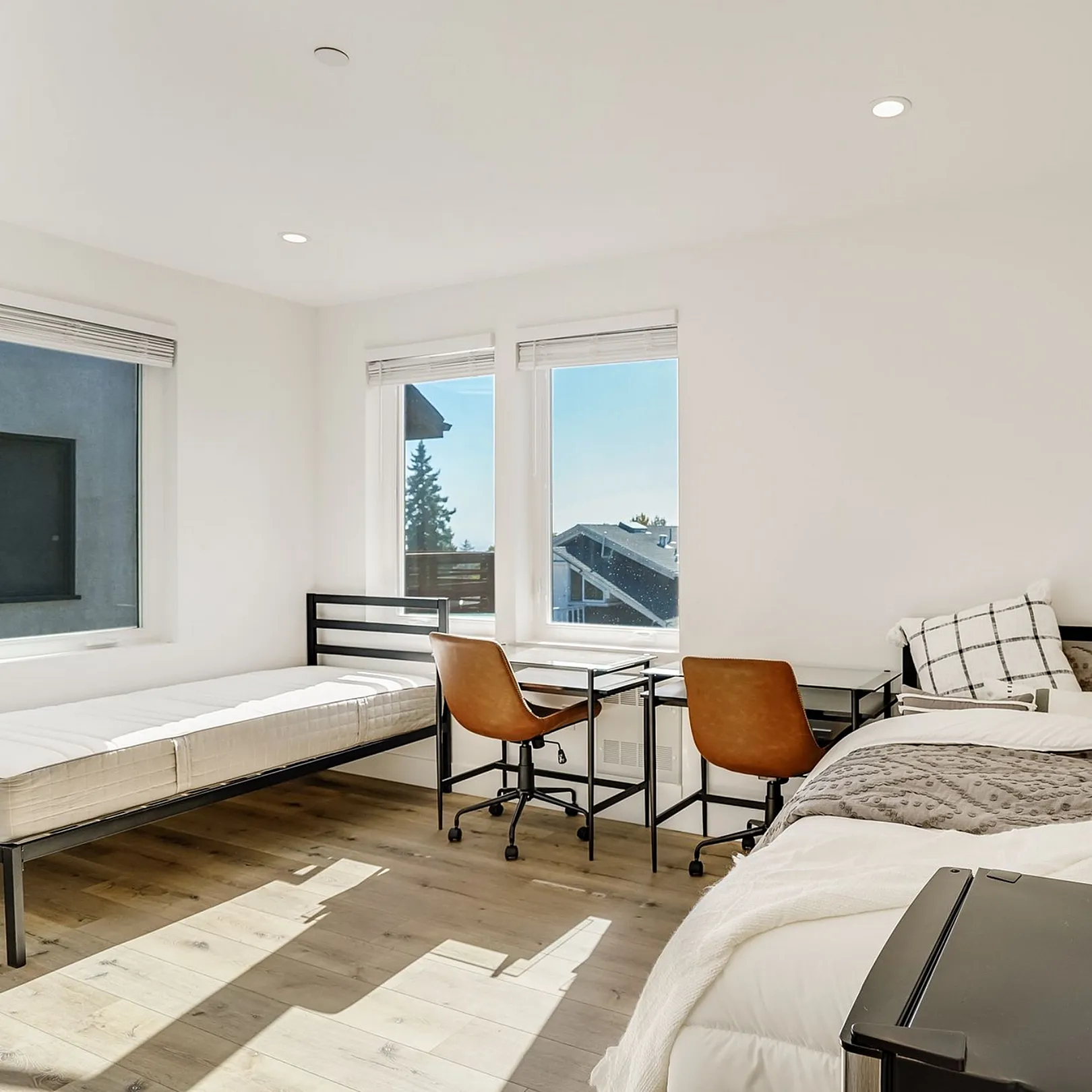 Furnished double room with bay views