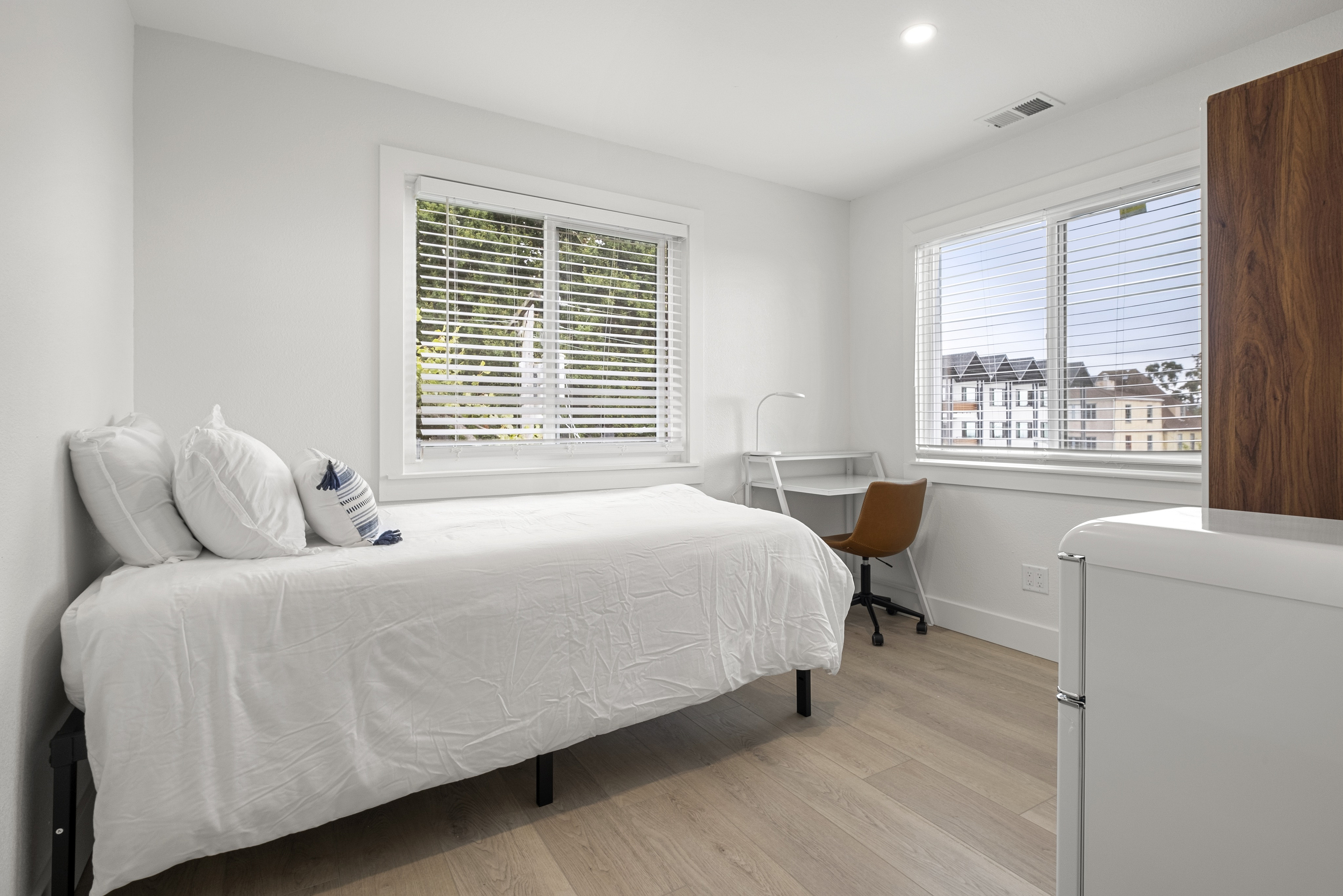 Fully furnished single room with natural light