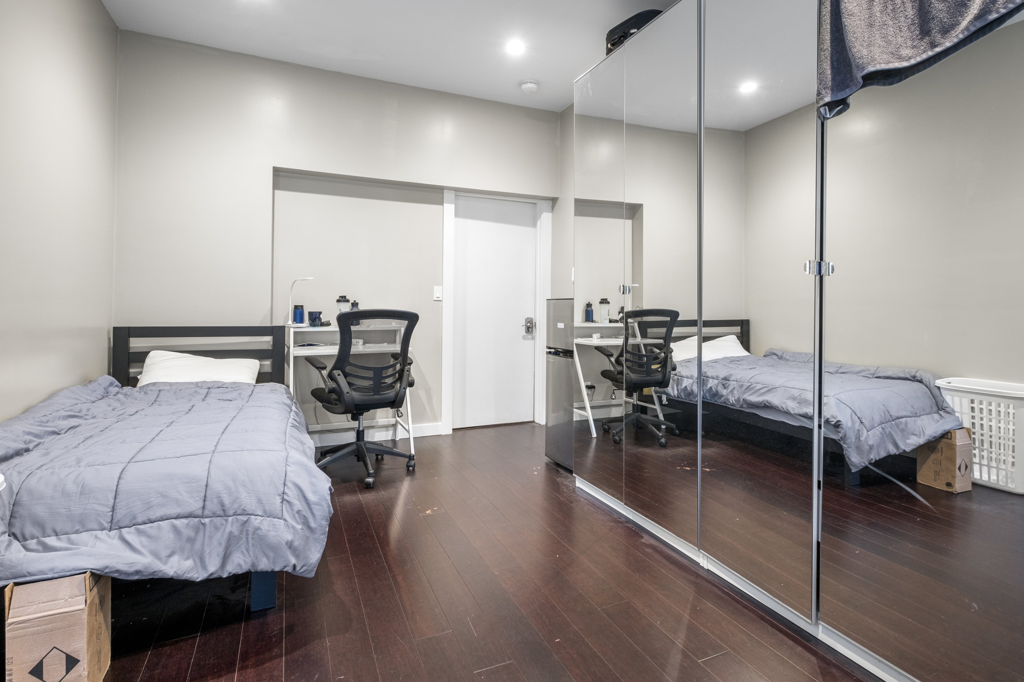 Discover a contemporary space thoughtfully designed for rest and focus.