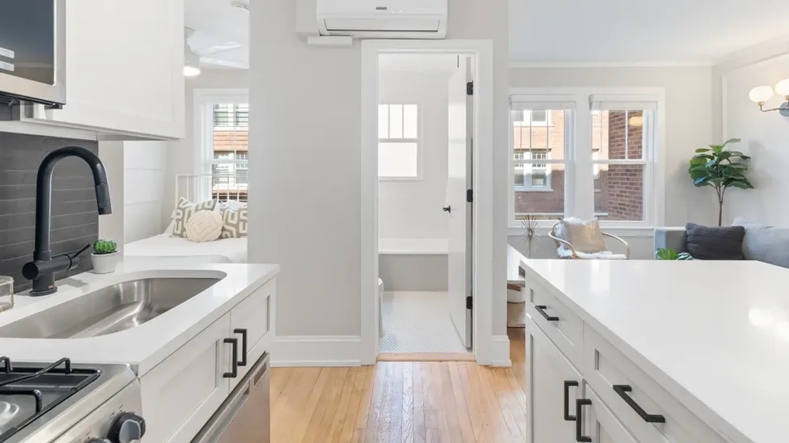 Open convept kitchen and living area