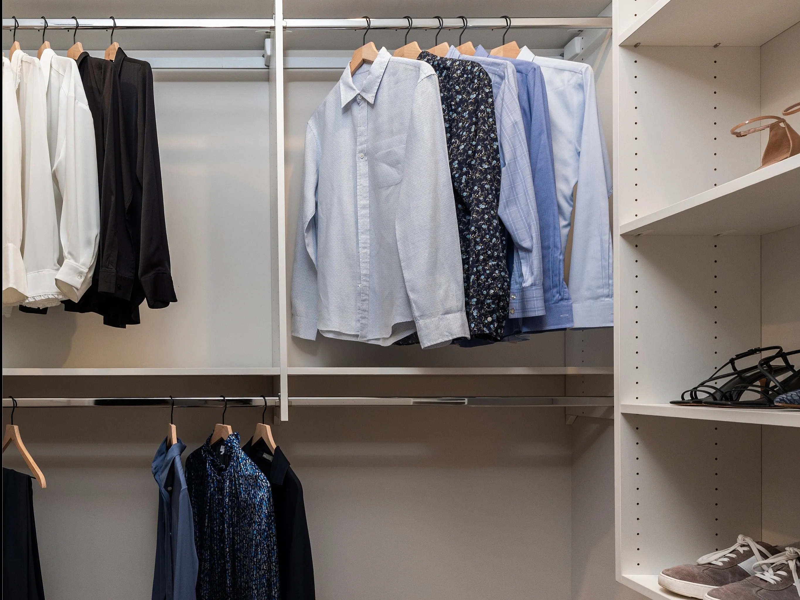 Elegant walk-in closet featuring neatly organized clothing and stylish shelving, perfect for fashion enthusiasts.
