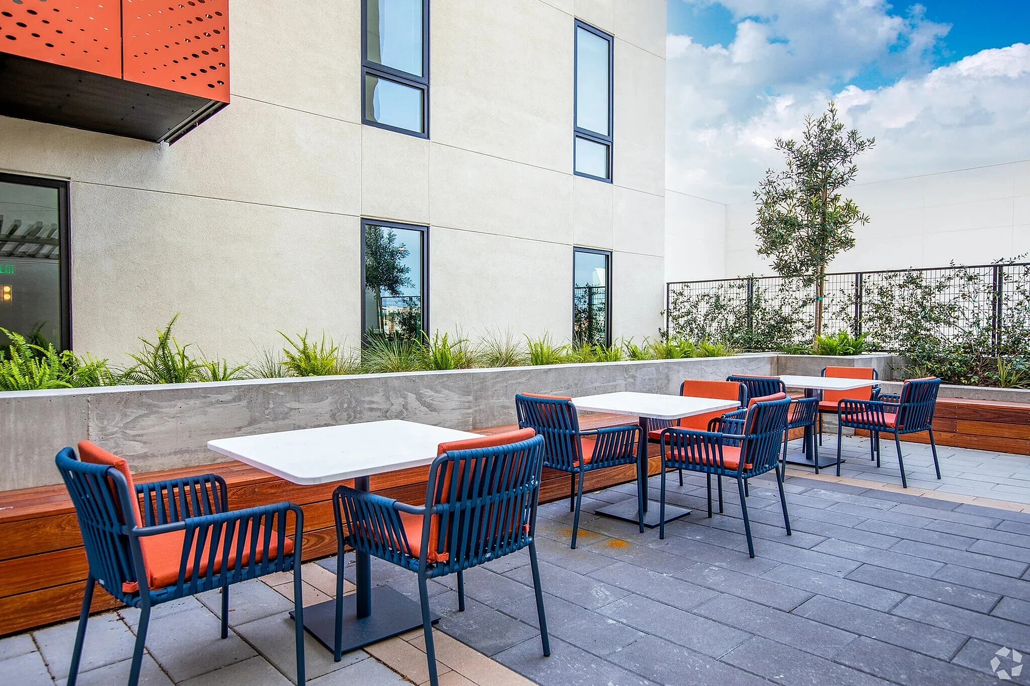 Boutique Amenities: On-Site Fitness, Courtyard Lounging, and Rooftop Access-image