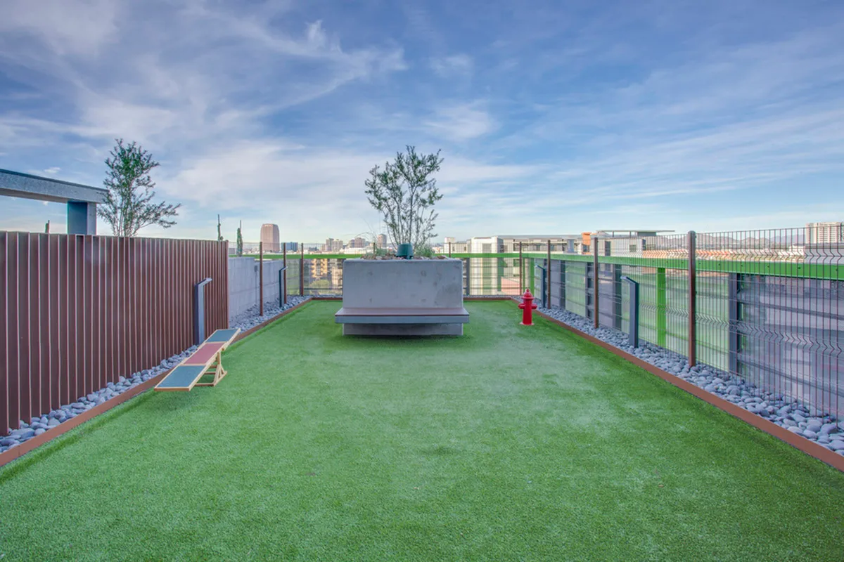 Chic rooftop garden with lush green space, offering beautiful city skyline views and a tranquil atmosphere.
