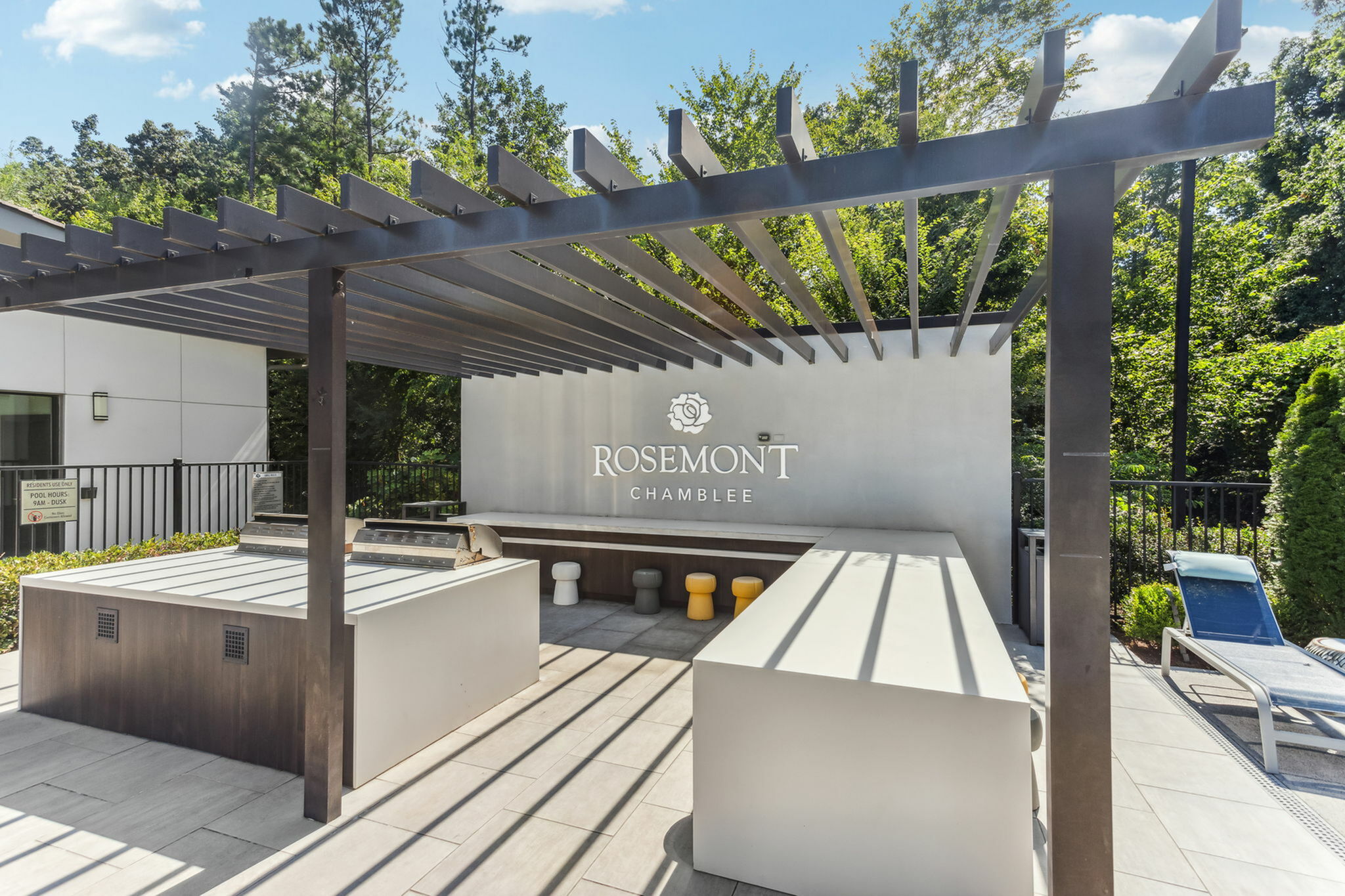 Modern outdoor barbecue area at Rosemont Chamblee featuring sleek pergola and stylish seating.