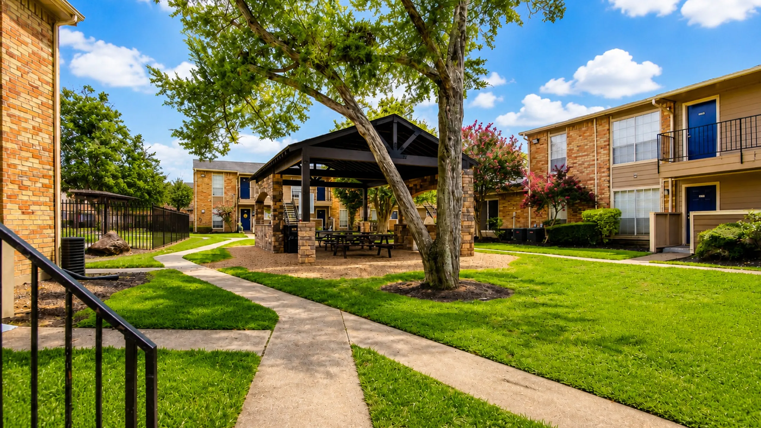 Outdoor pavilion and landscaped courtyard at Newport Oaks Apartments in Alvin TX