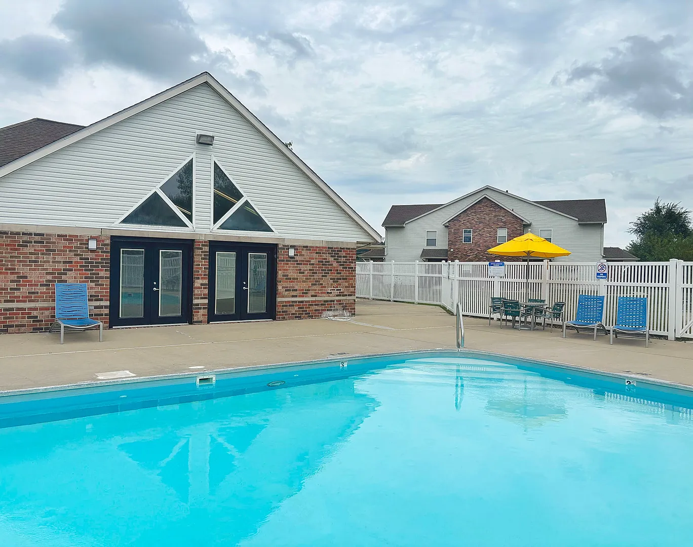 Amberwood Place - Outdoor Pool