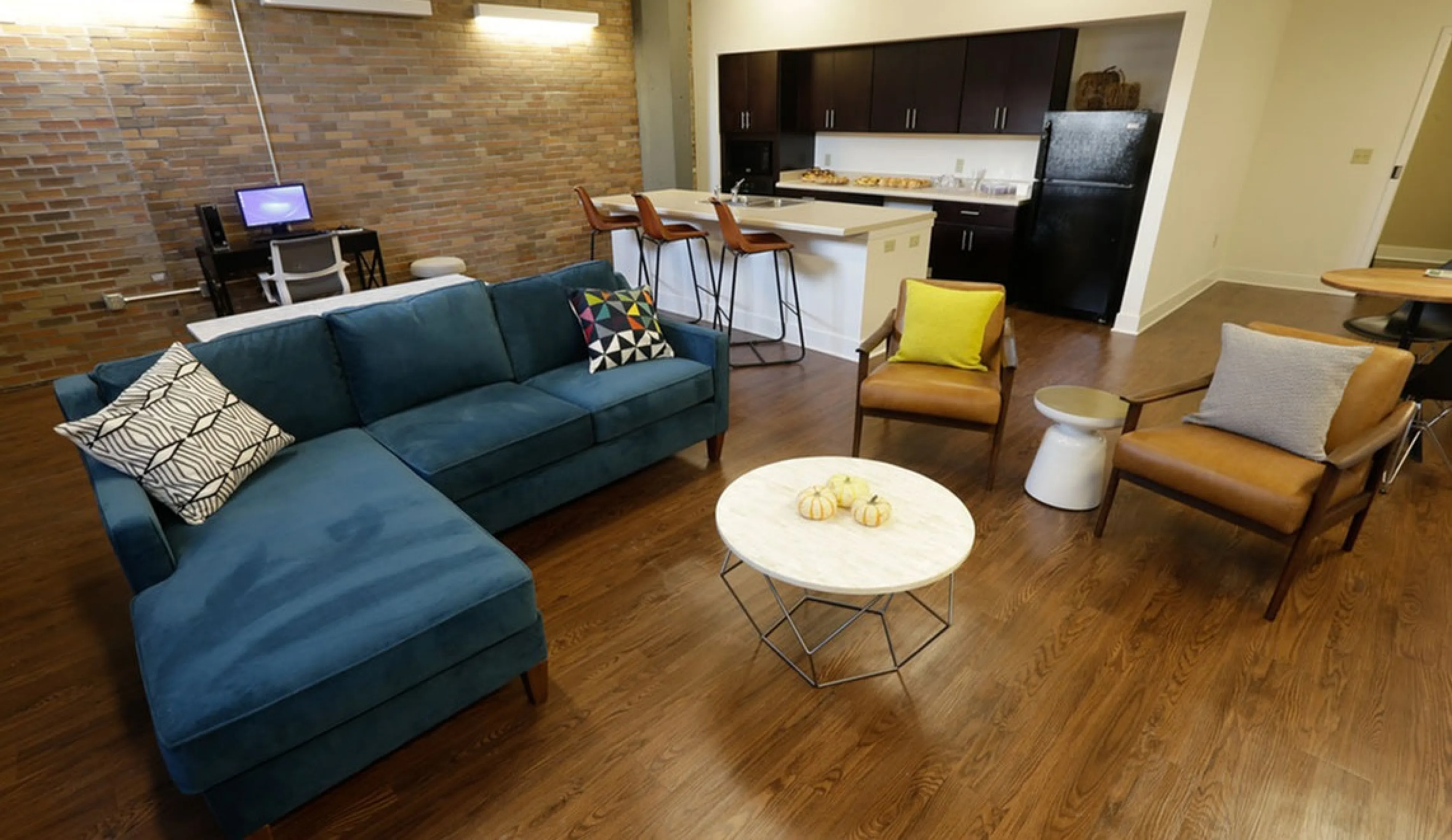 Illinois Street Senior - Cozy Living Area
