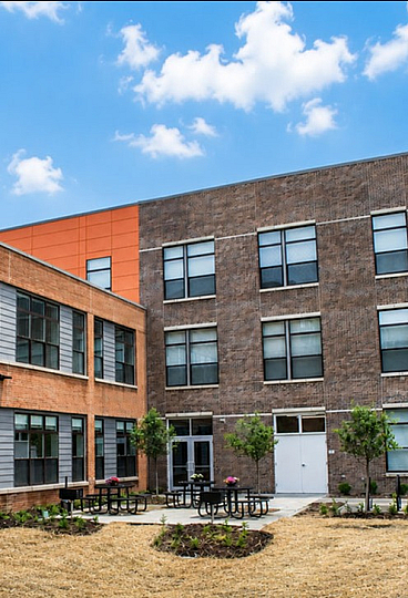 Eagledale Senior - Exterior Courtyard