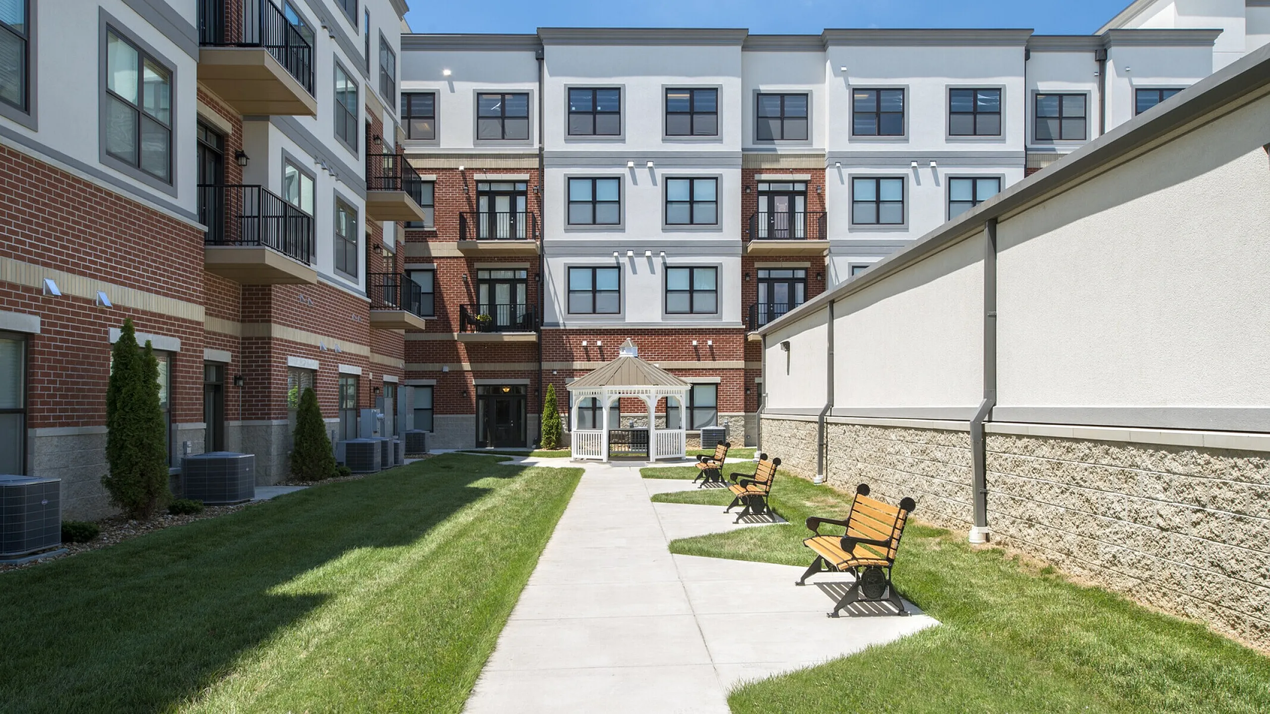 https://liveatriverpointe.com/ - Courtyard View
