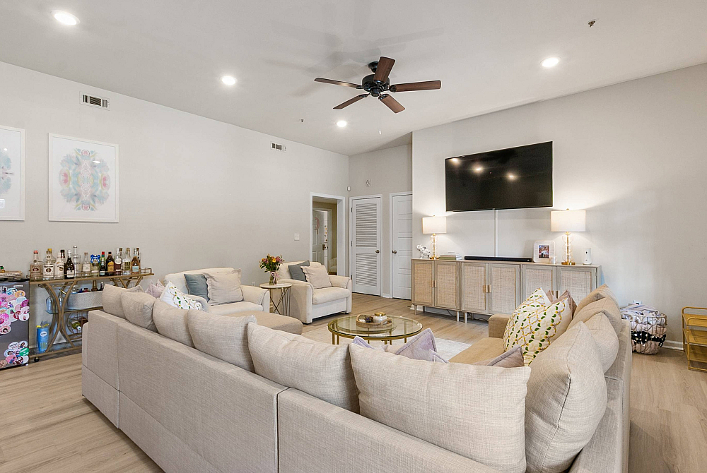 Old Row on Hackberry - Cozy Living Room