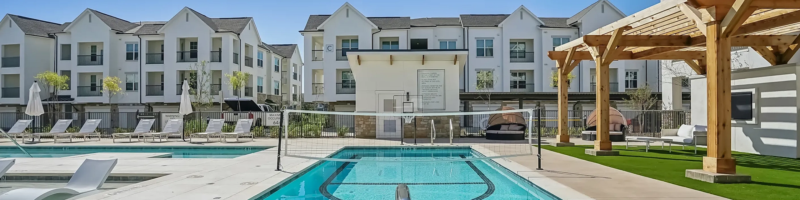 the fitz pool and amenities are vast with plenty of outdoor actvities to do from napping in the loungers to playing a mean game of pool volley ball