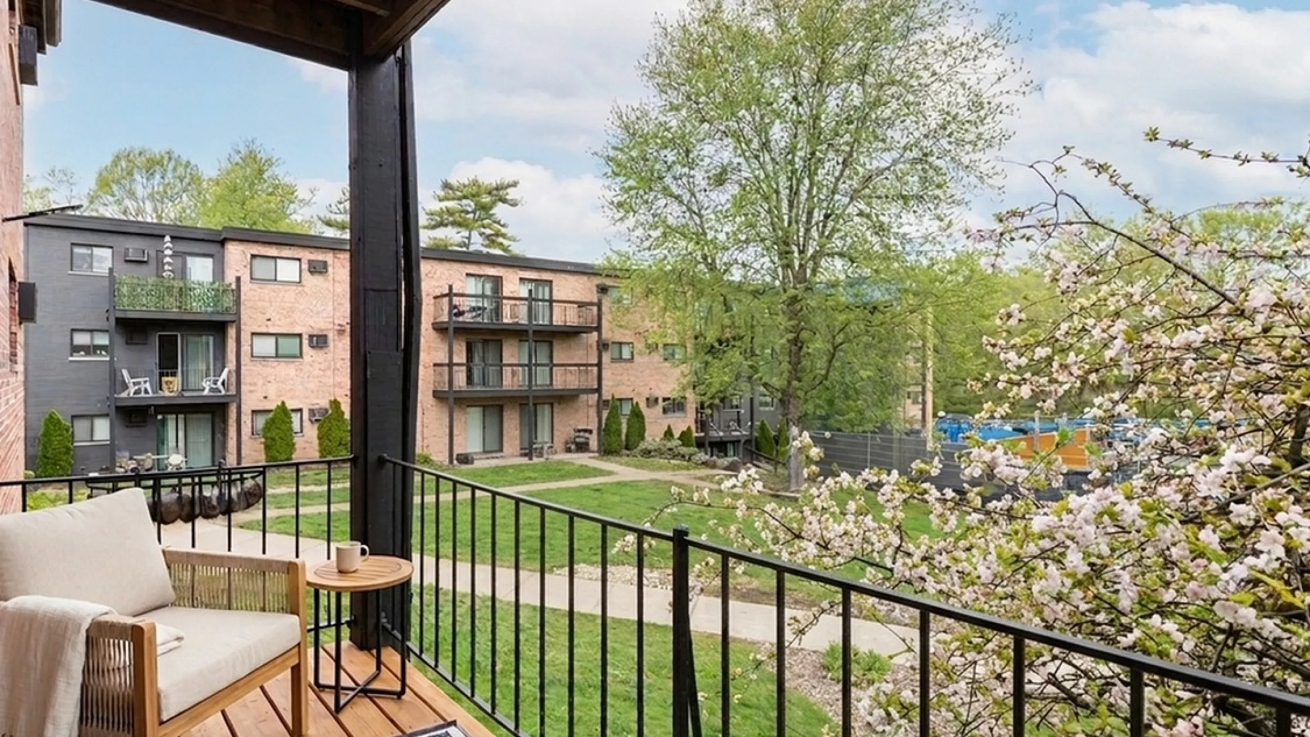 Blue Valley Flats - Cozy Balcony View