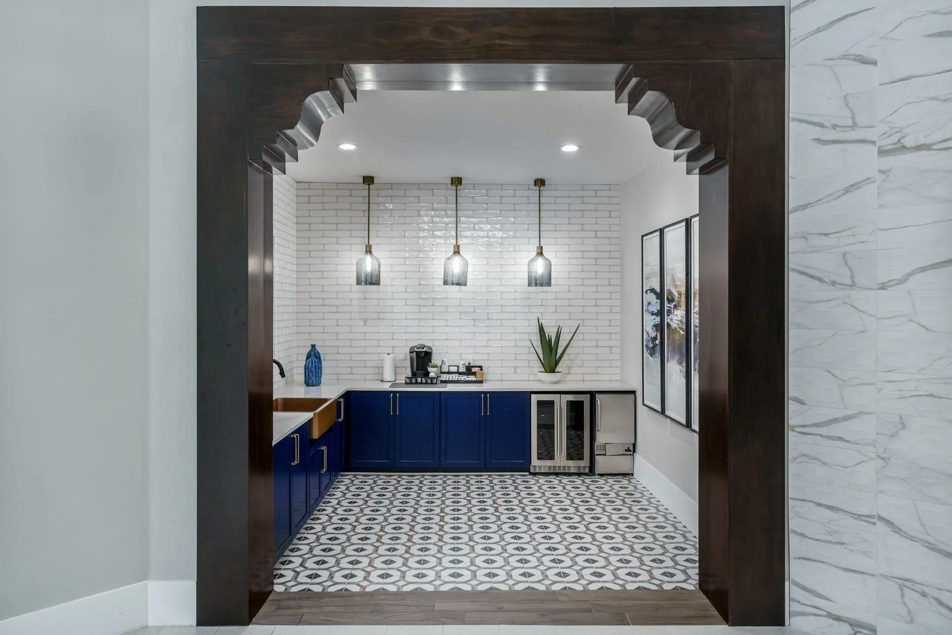 Coffee bat with hanging lights and tiled floor + backsplash