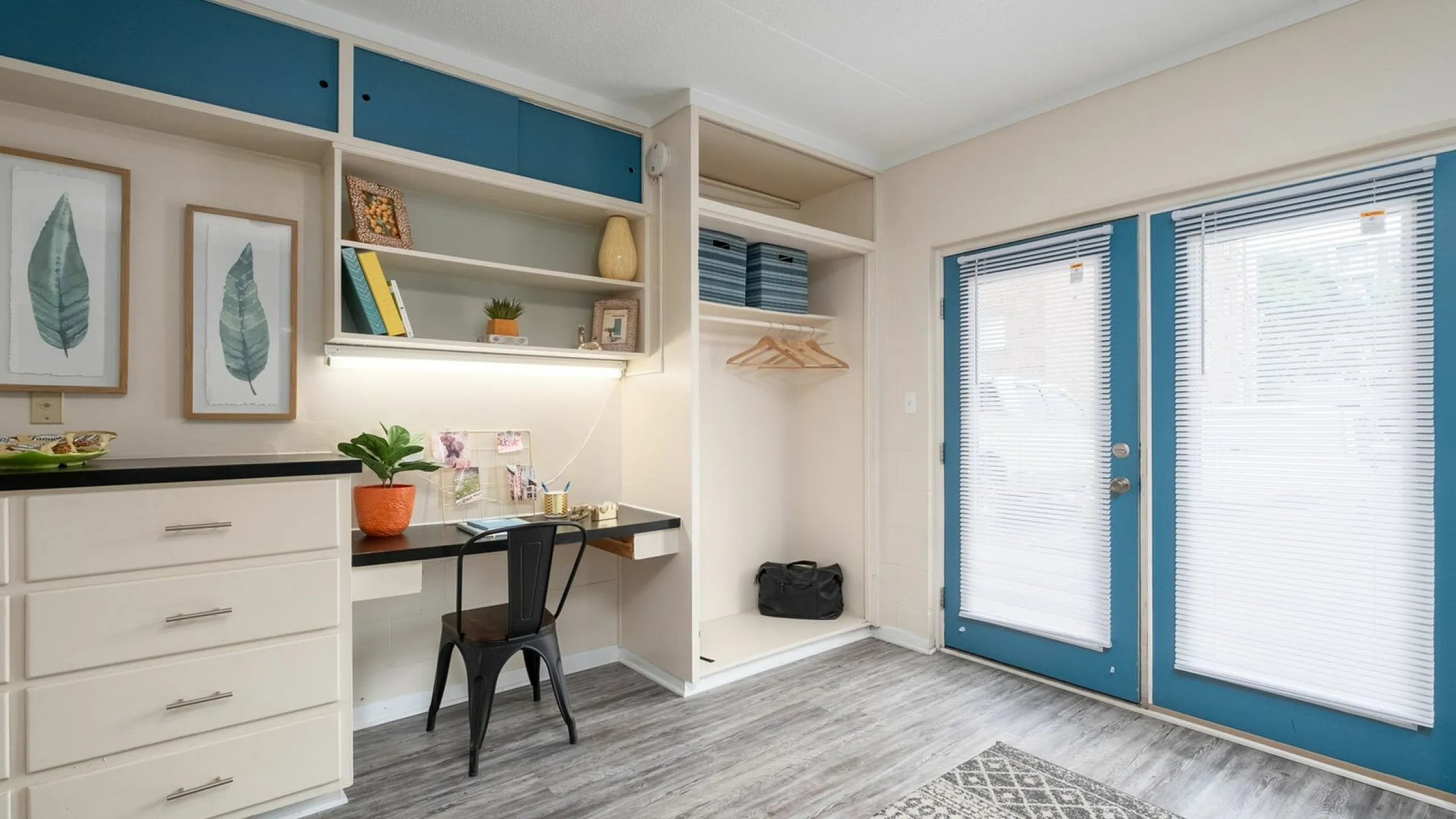 College Manor - Cozy Workspace