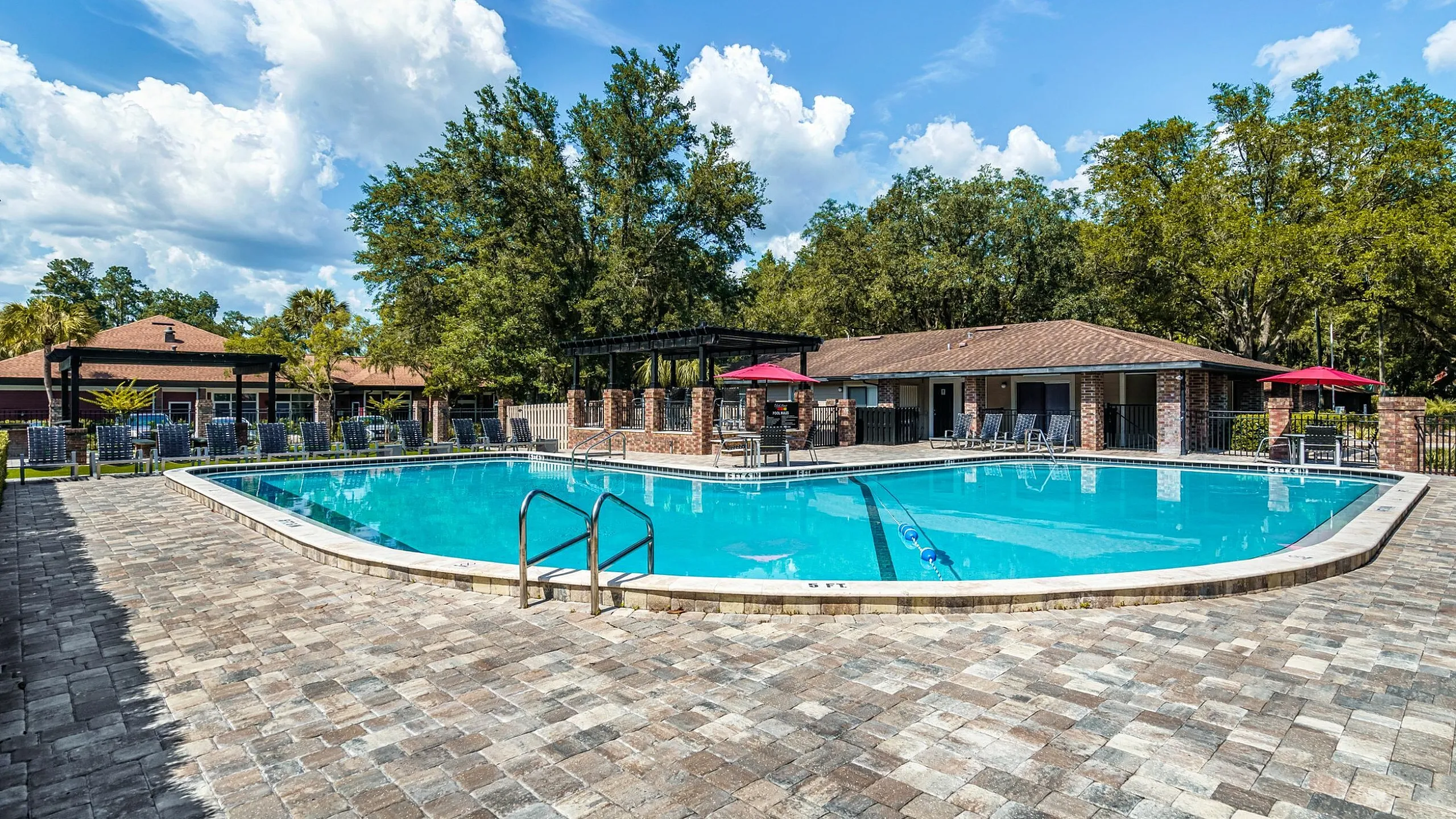 Oxford Manor - Outdoor Pool