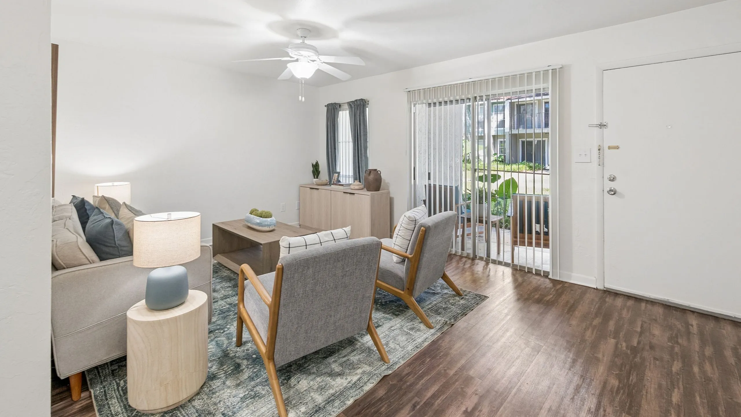 The Gardens - Bright Living Area