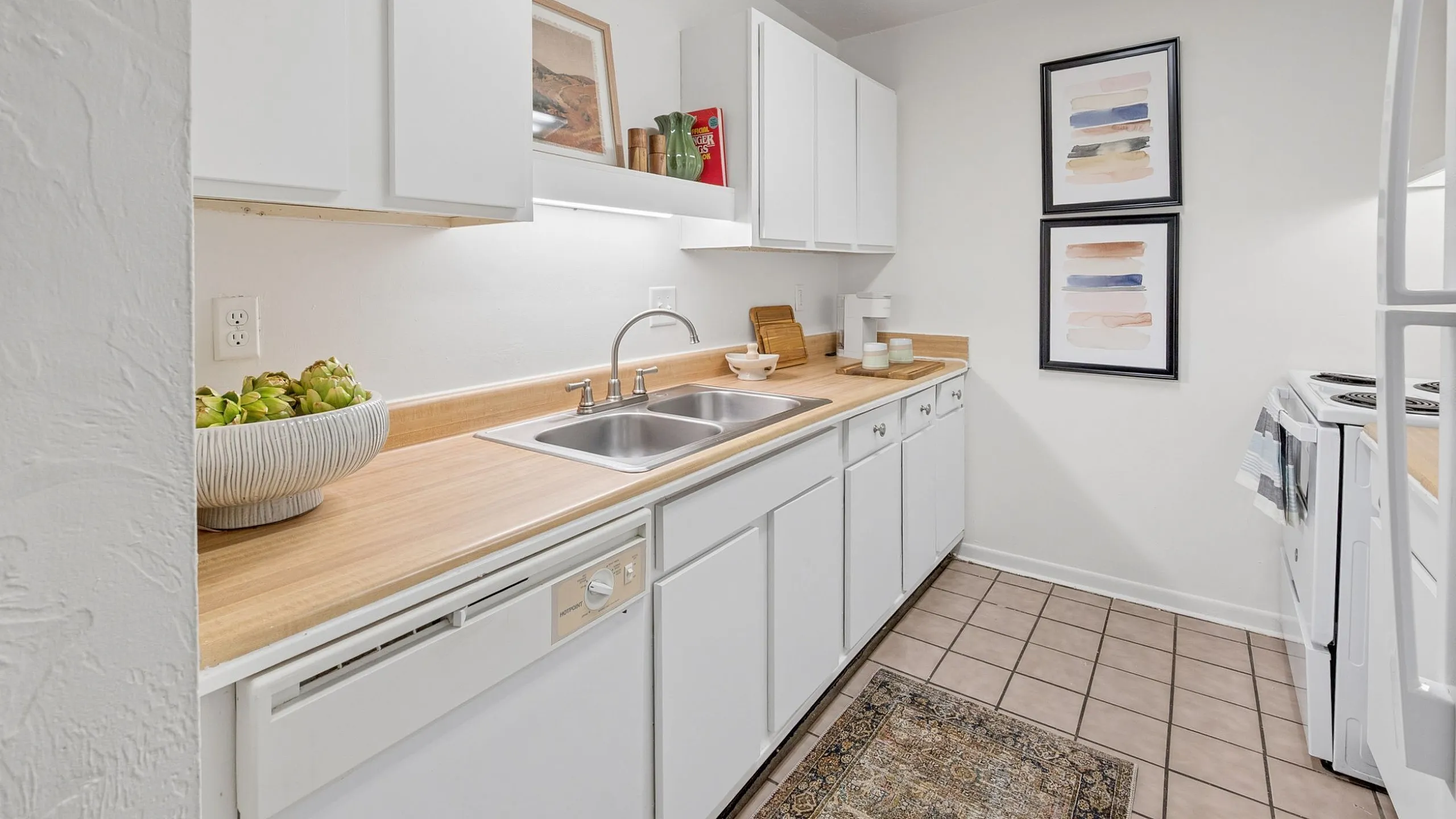 The Gardens - Bright Kitchen