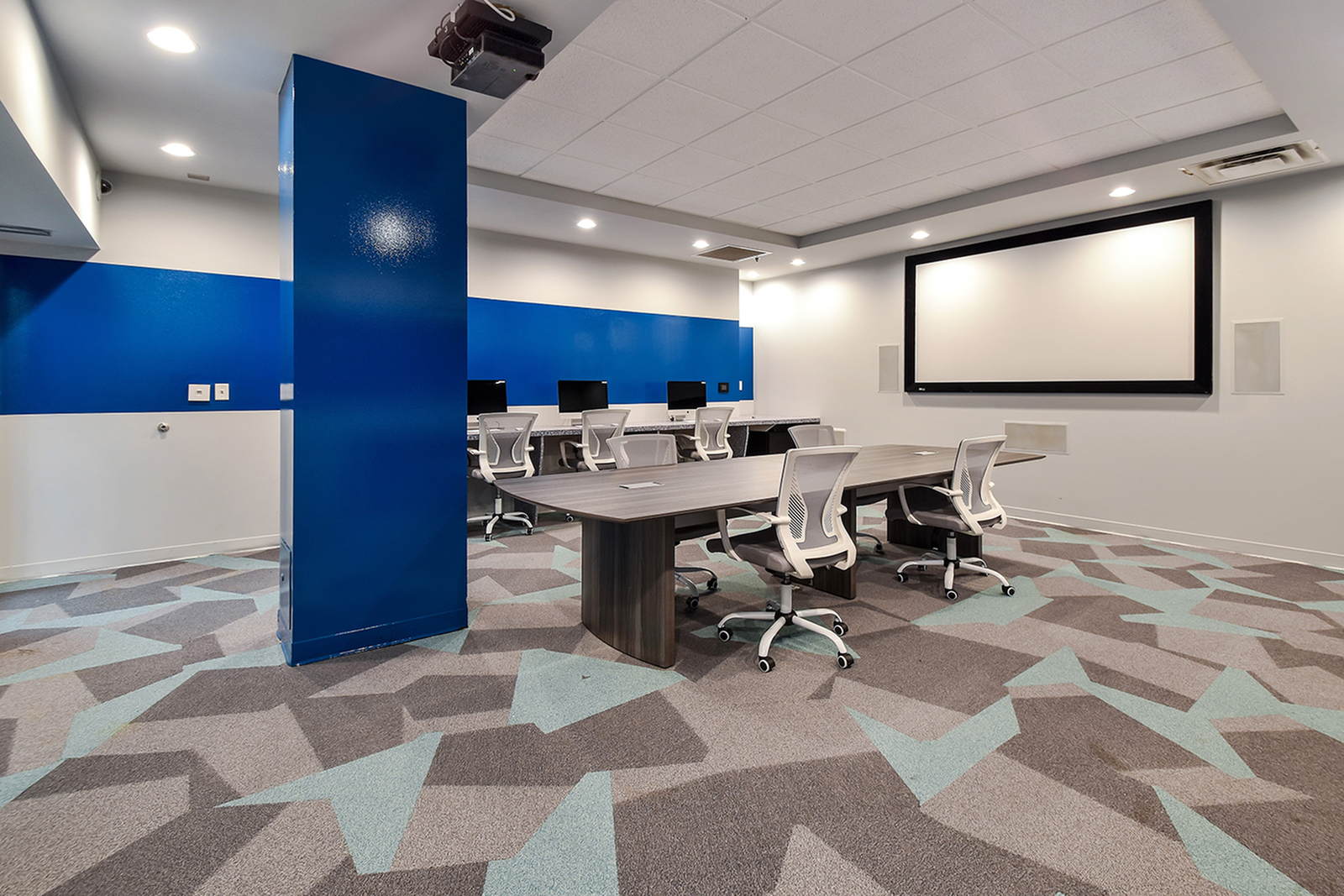 Image of Computer Room / Study Lounge for Tradition Knoxville