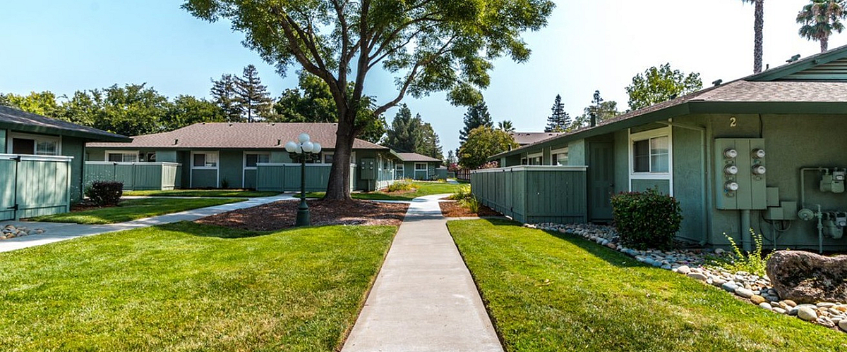 Cottages on 5th (NEW) - Green Lawns