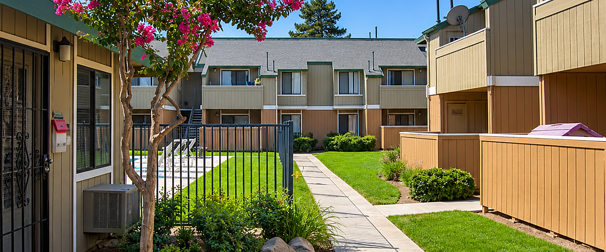 Pinewood Place - Outdoor Pathway