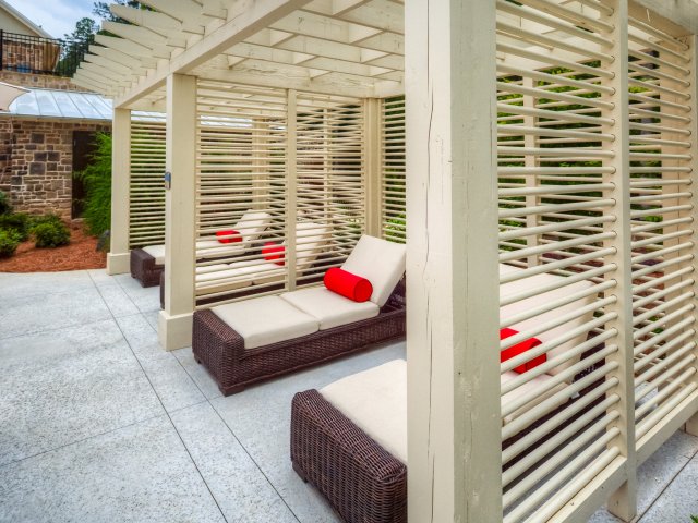 Swallowtail Flats at Old Town: Outdoor Lounge Chairs, Pergola