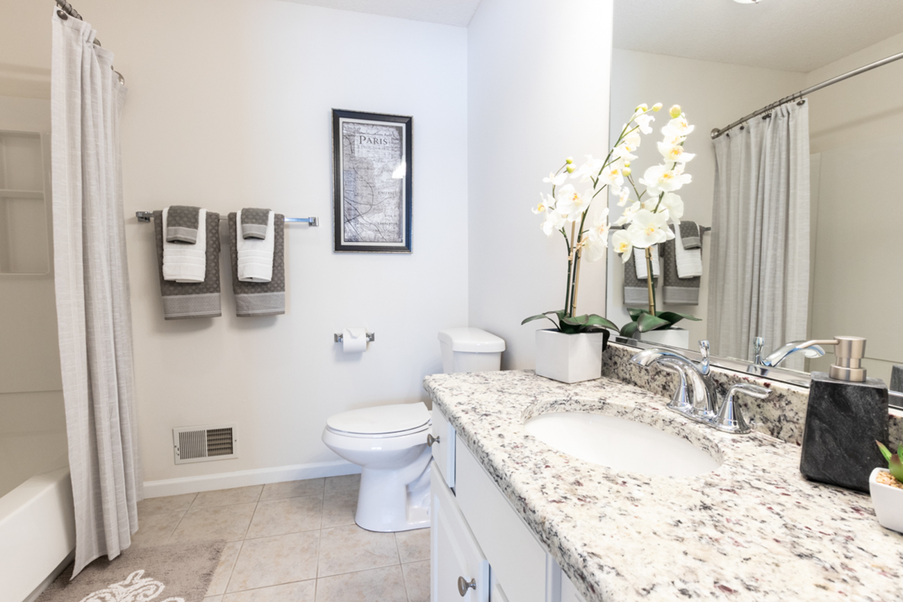 Elegant Master Bathroom | Apartments East Amherst, NY | Autumn Creek Apartments