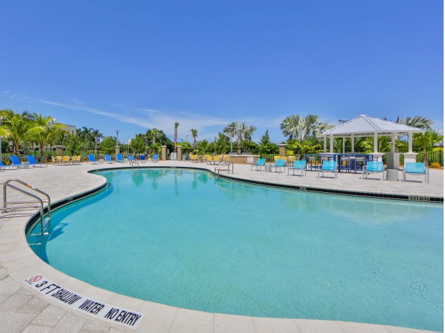 Huge pool at Bayview FIU student apartments