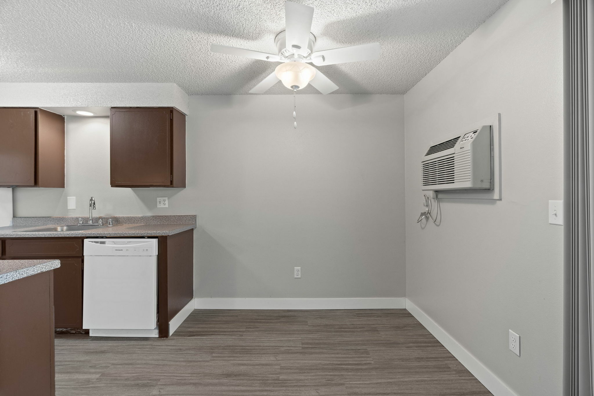 Kitchen & Dining