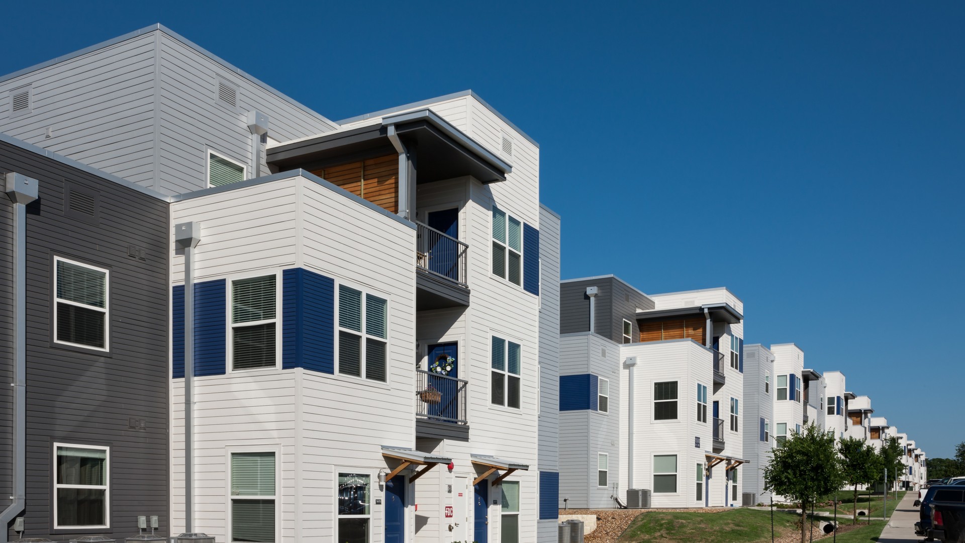 Street view of the apartments | Park West  | College Station Apartments