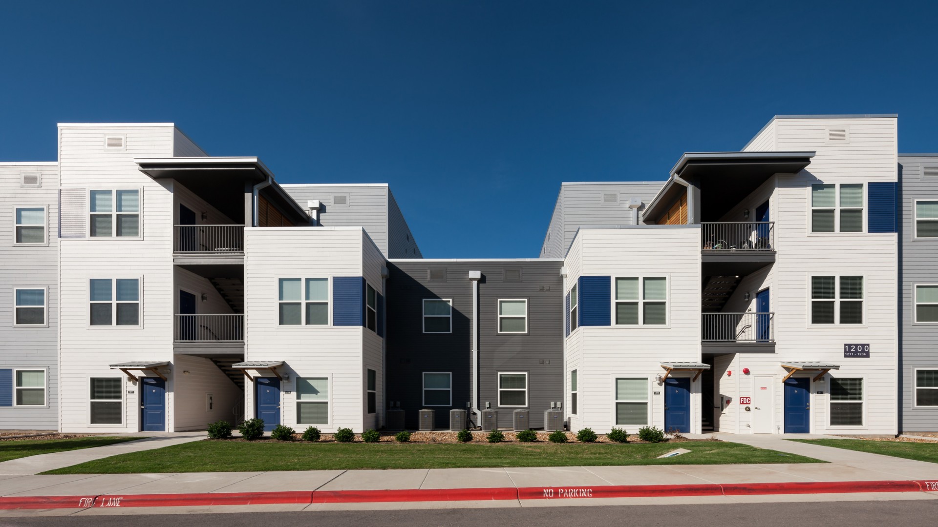 Outside view of apartments | Park West  | College Station Apartments