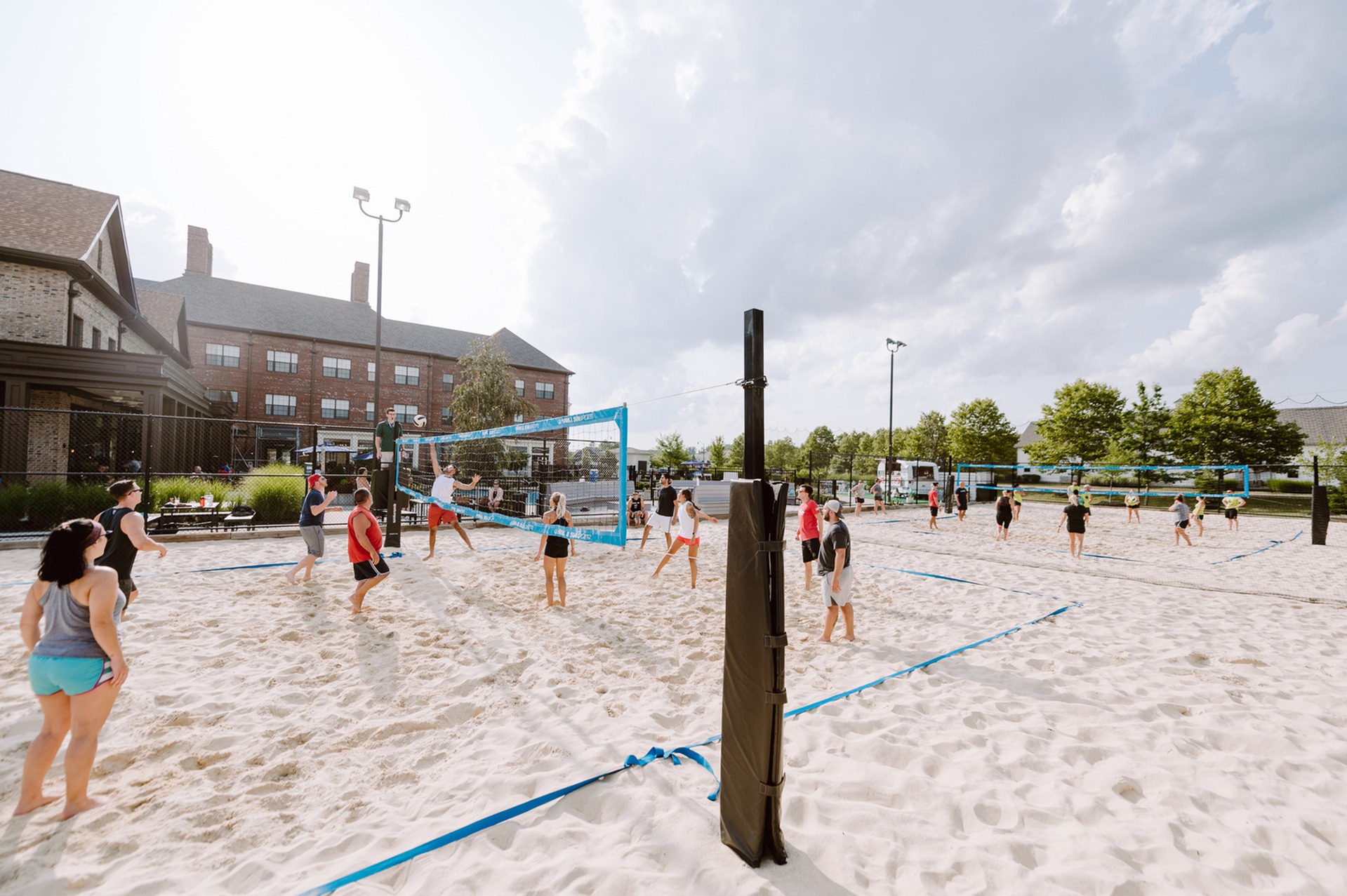 people playing volleyball at lc new albany apartments