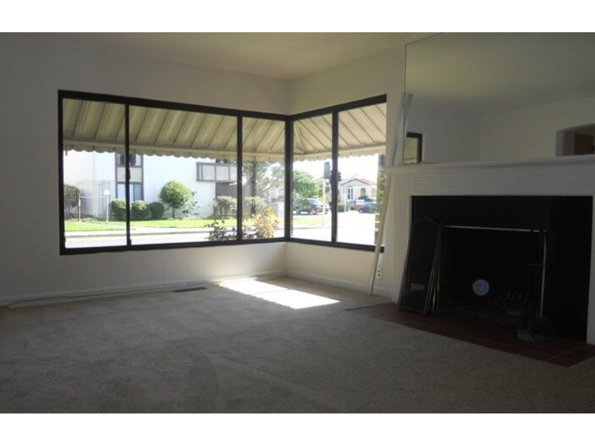620 Juana - Living Room