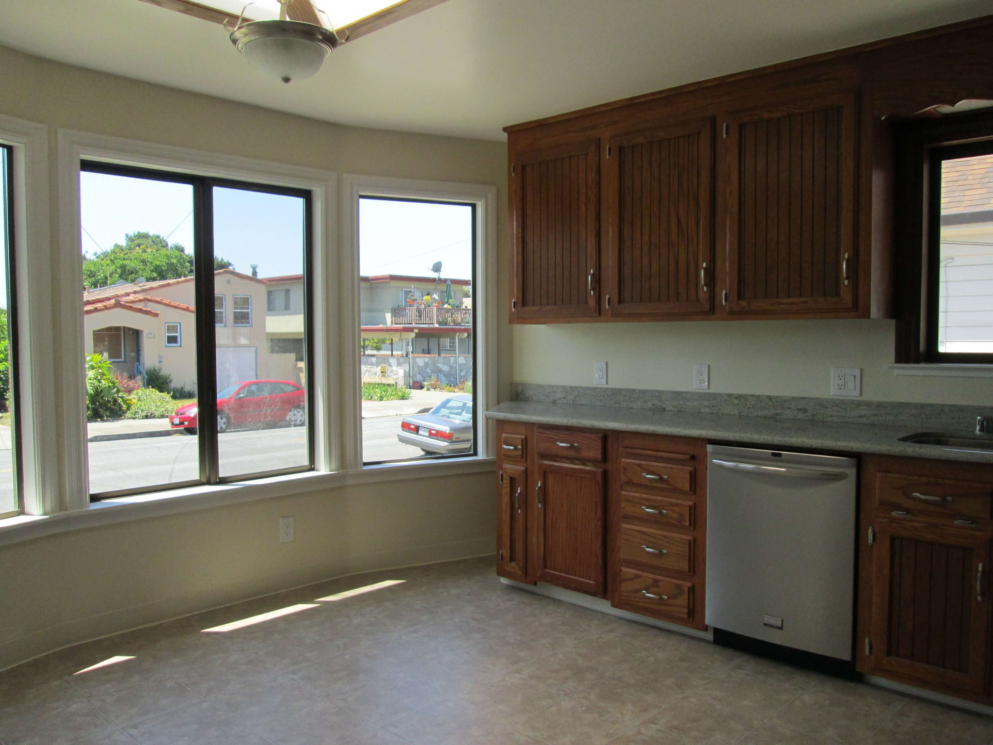 560 Juana - Dining
