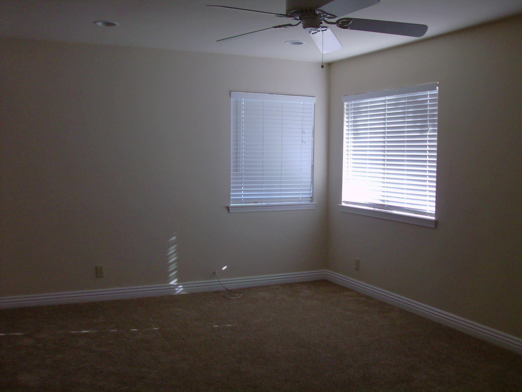 24175 Magna Ave - Living Room