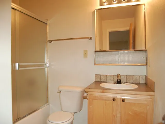 2 bedroom, 1 bathroom