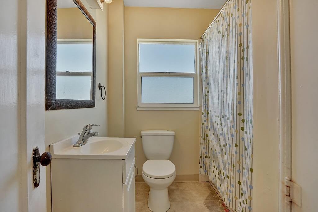 2x2 Bathroom