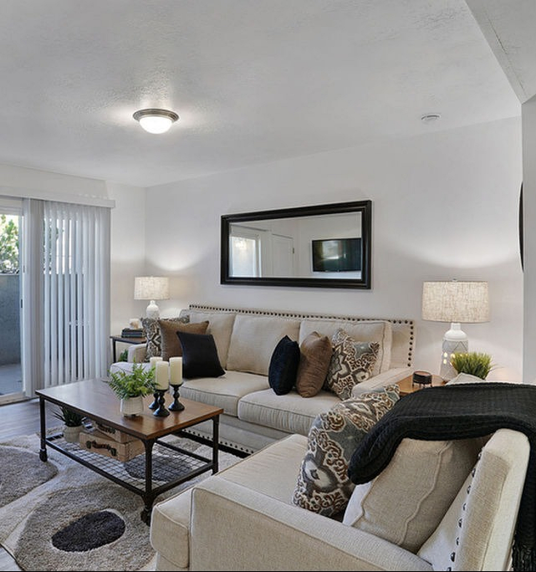 Thorneberry - Cozy Living Room